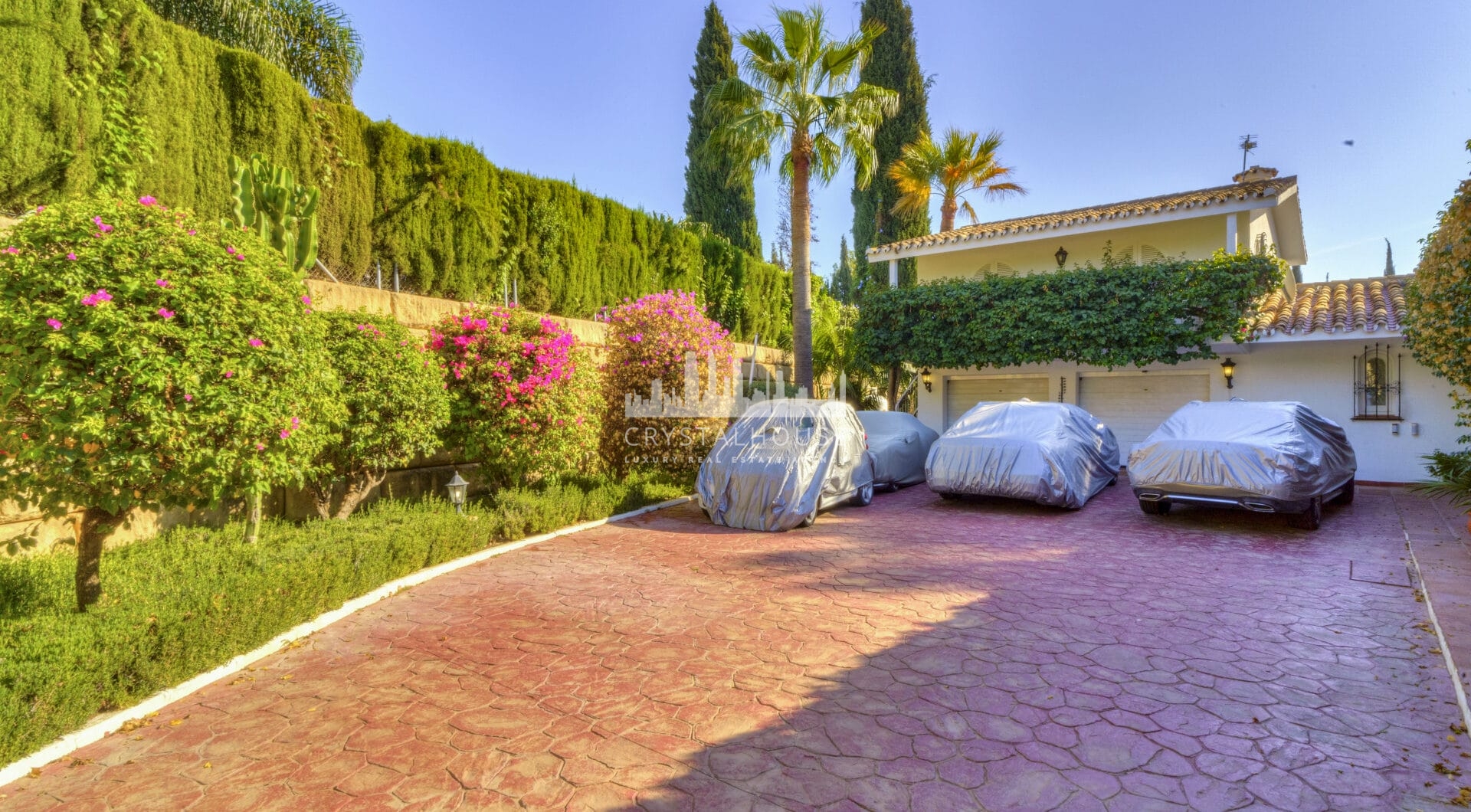 Wonderful six bedroom, south facing villa in the residential area Rocio de Nagueles, Marbella with guest apartment