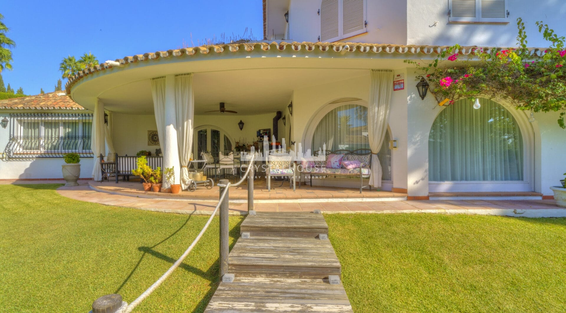Wonderful six bedroom, south facing villa in the residential area Rocio de Nagueles, Marbella with guest apartment