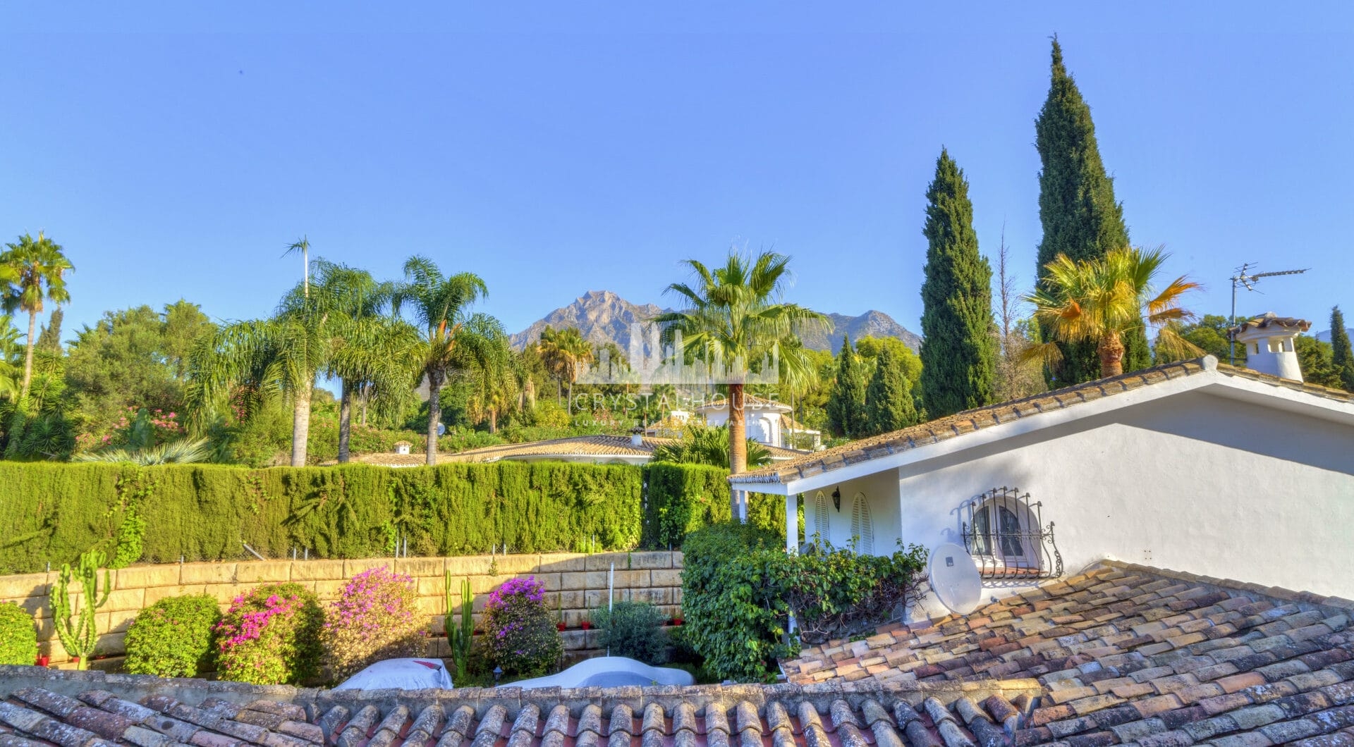 Wonderful six bedroom, south facing villa in the residential area Rocio de Nagueles, Marbella with guest apartment