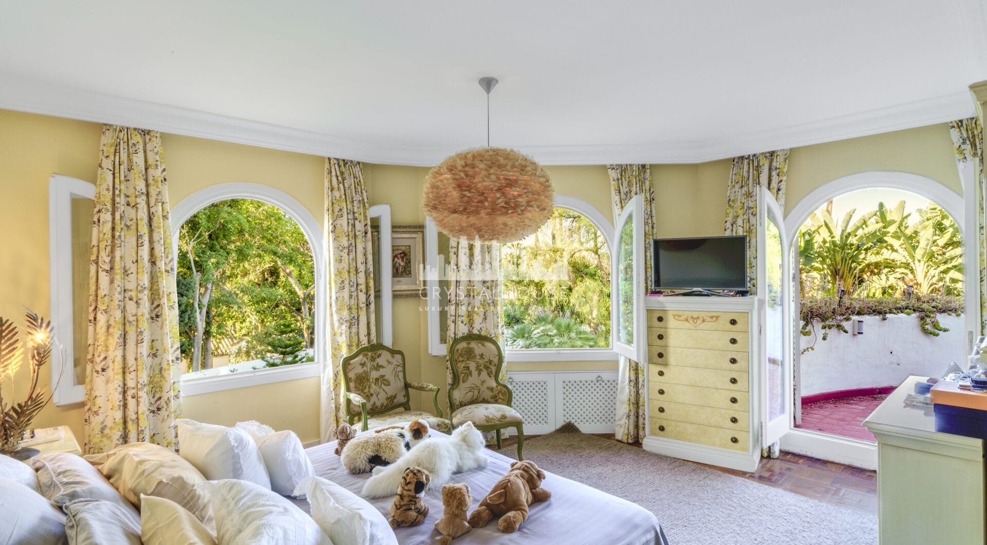 Wonderful six bedroom, south facing villa in the residential area Rocio de Nagueles, Marbella with guest apartment
