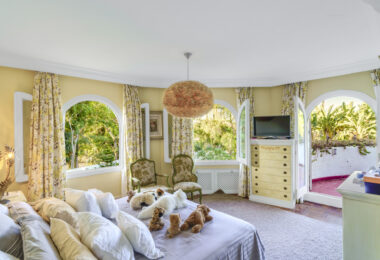 Wonderful six bedroom, south facing villa in the residential area Rocio de Nagueles, Marbella with guest apartment