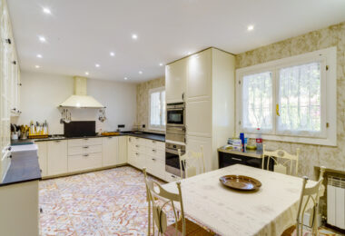 Wonderful six bedroom, south facing villa in the residential area Rocio de Nagueles, Marbella with guest apartment