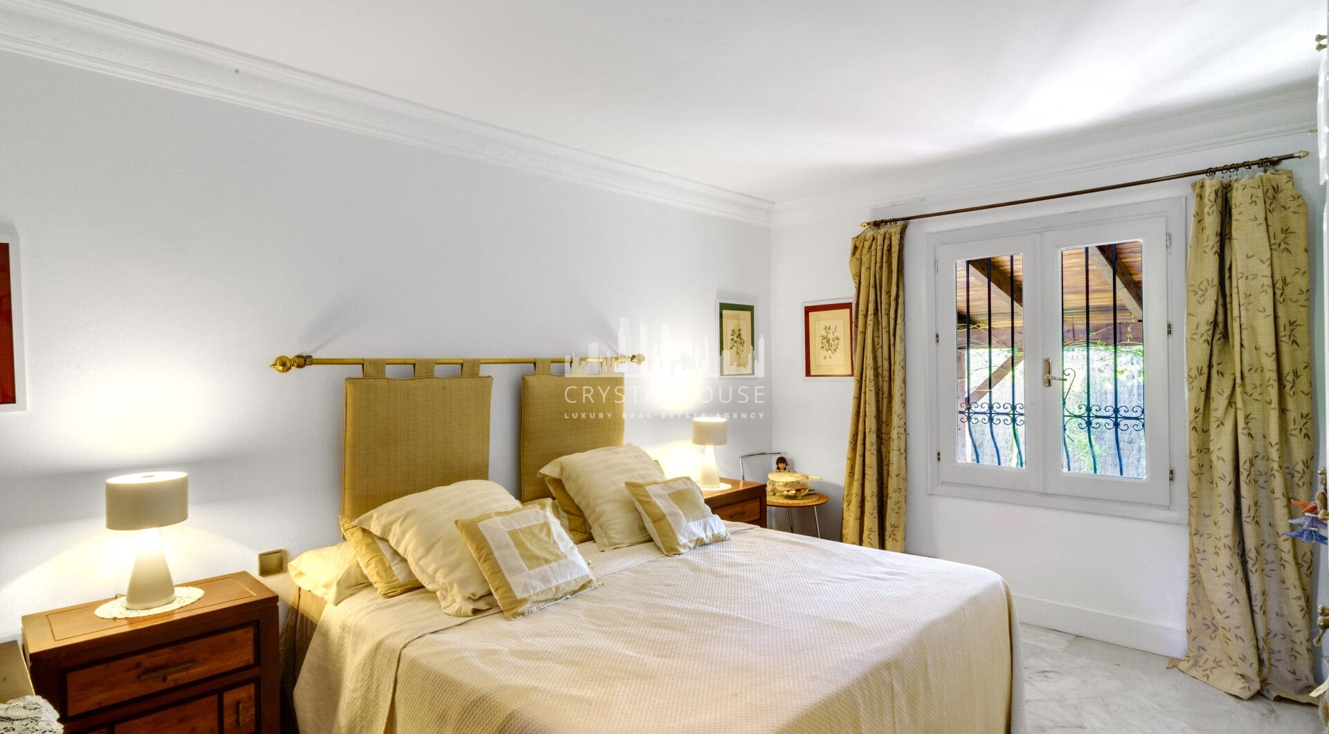 Wonderful six bedroom, south facing villa in the residential area Rocio de Nagueles, Marbella with guest apartment