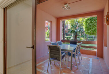 Beautifully renovated two-bedroom beachside apartment in the exclusive area of Alicate Playa, Las Chapas
