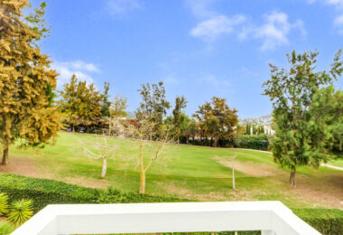 Impressive five bedroom frontline golf townhouse located in a sought after area of La Quinta, close to the 5* Westin Hotel