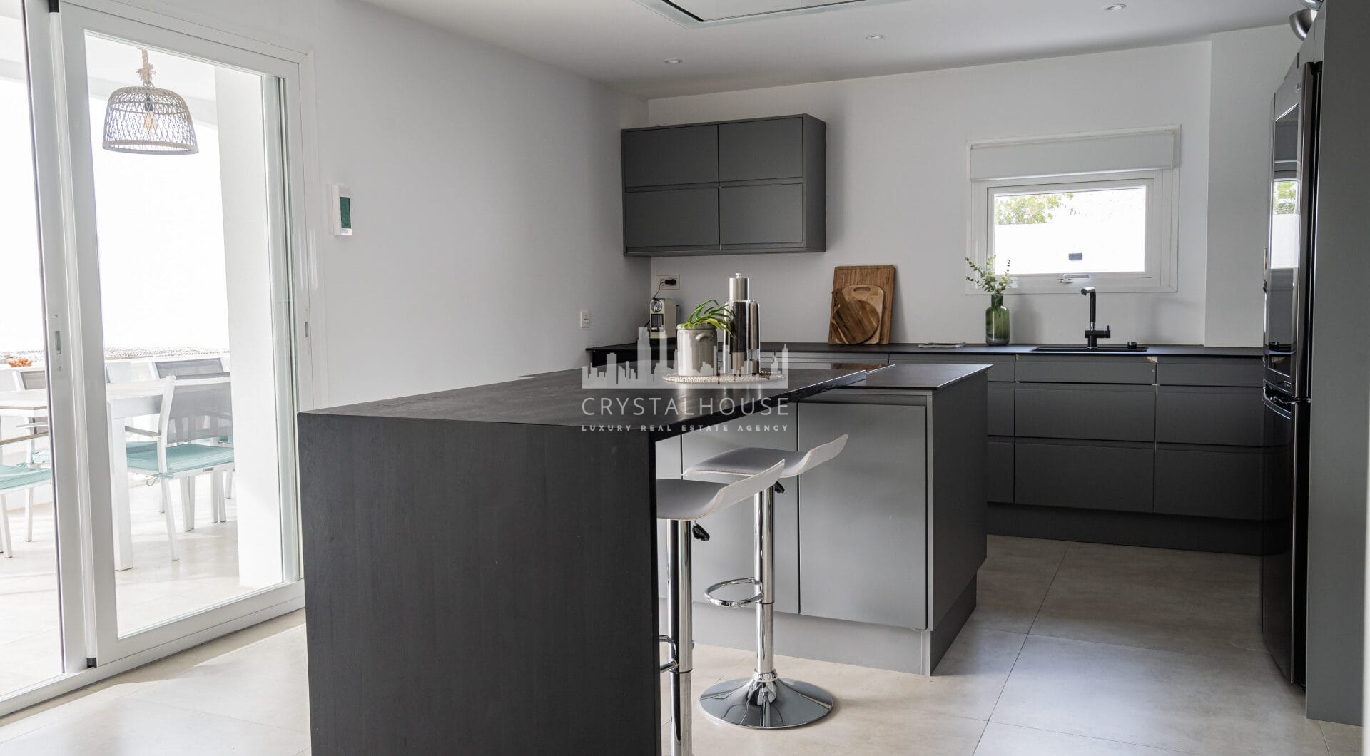 Investment villa in El Rosario - walking distance to everything!