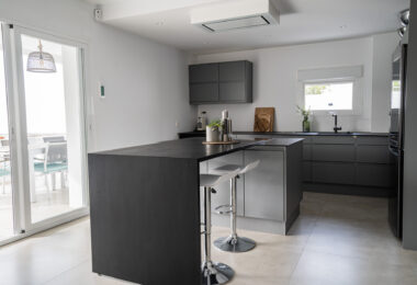 Investment villa in El Rosario - walking distance to everything!