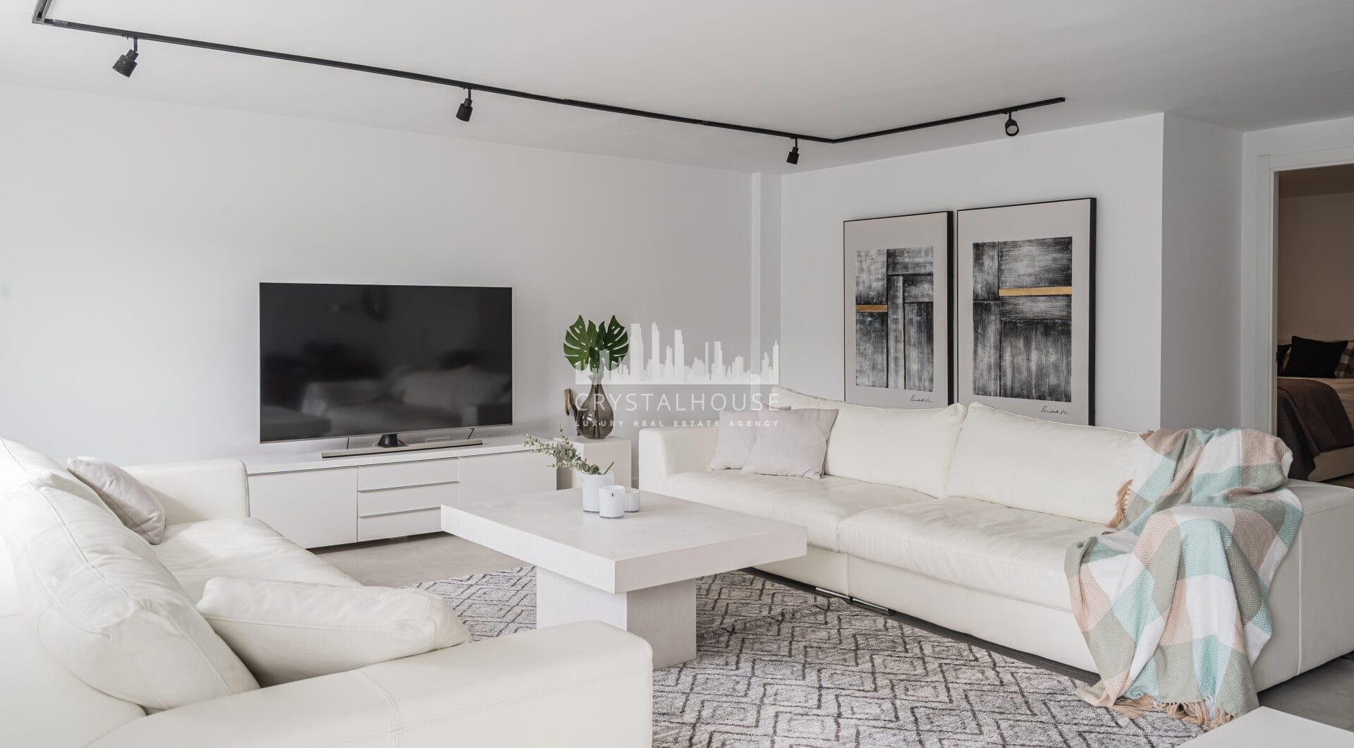 Investment villa in El Rosario - walking distance to everything!
