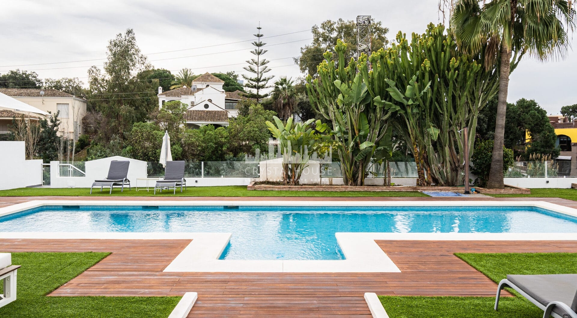 Investment villa in El Rosario - walking distance to everything!