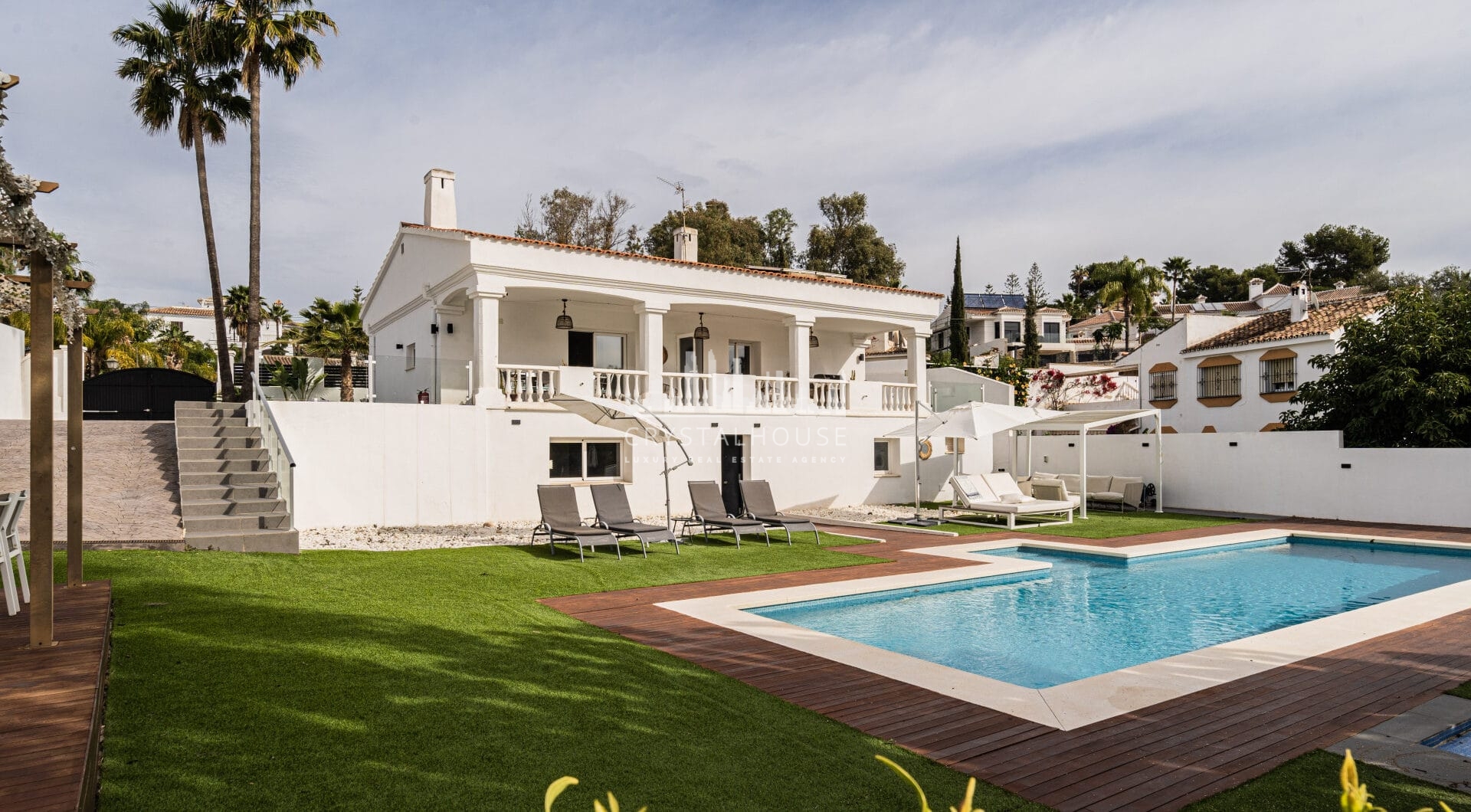 Investment villa in El Rosario - walking distance to everything!