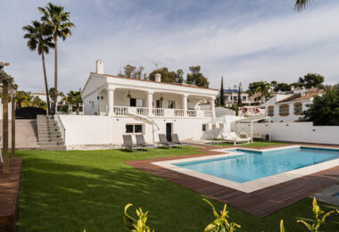 Investment villa in El Rosario - walking distance to everything!