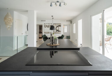 Investment villa in El Rosario - walking distance to everything!