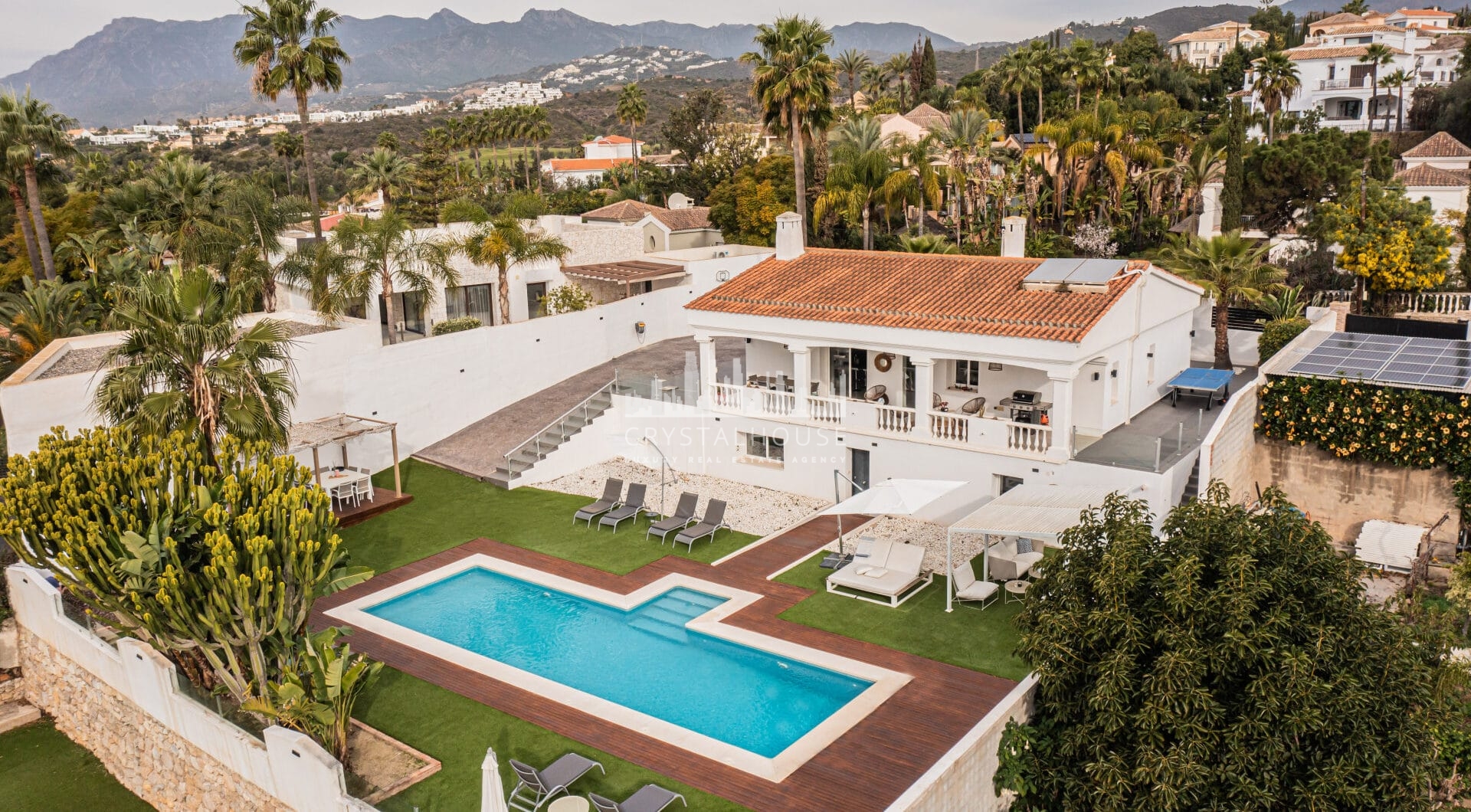 Investment villa in El Rosario - walking distance to everything!