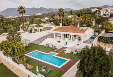 Investment villa in El Rosario - walking distance to everything!