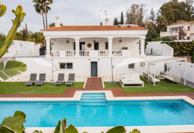 Investment villa in El Rosario - walking distance to everything!