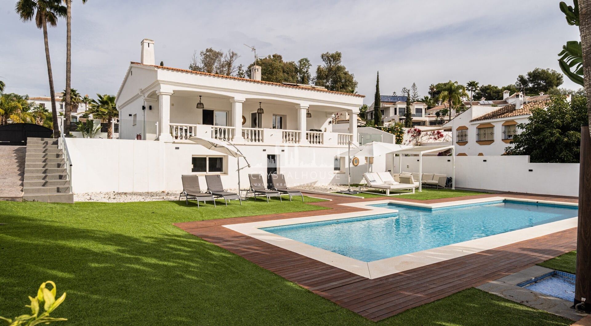 Investment villa in El Rosario - walking distance to everything!