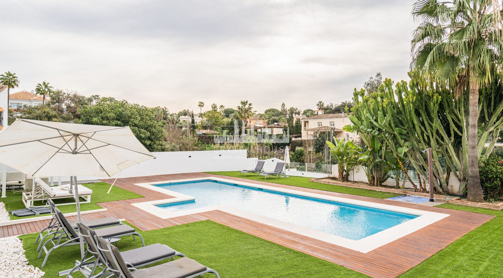Investment villa in El Rosario - walking distance to everything!