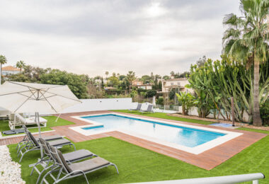 Investment villa in El Rosario - walking distance to everything!