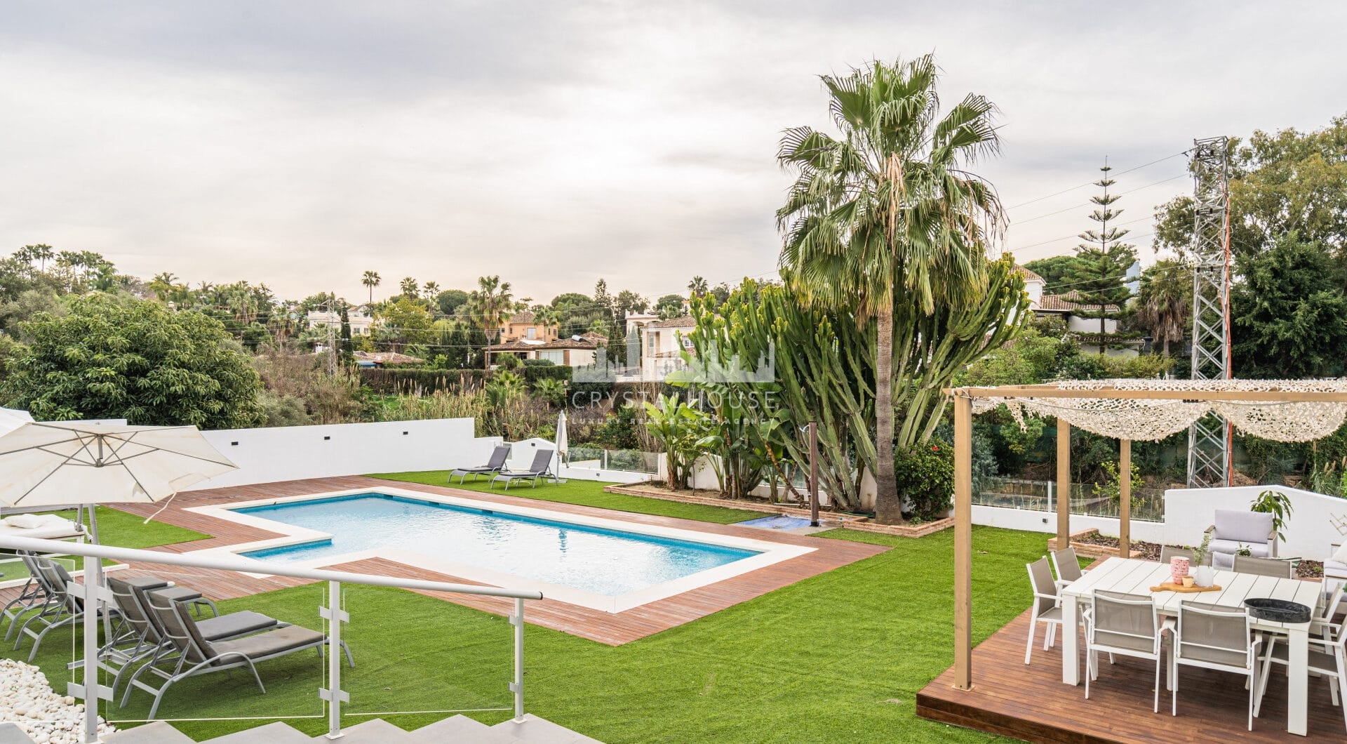 Investment villa in El Rosario - walking distance to everything!