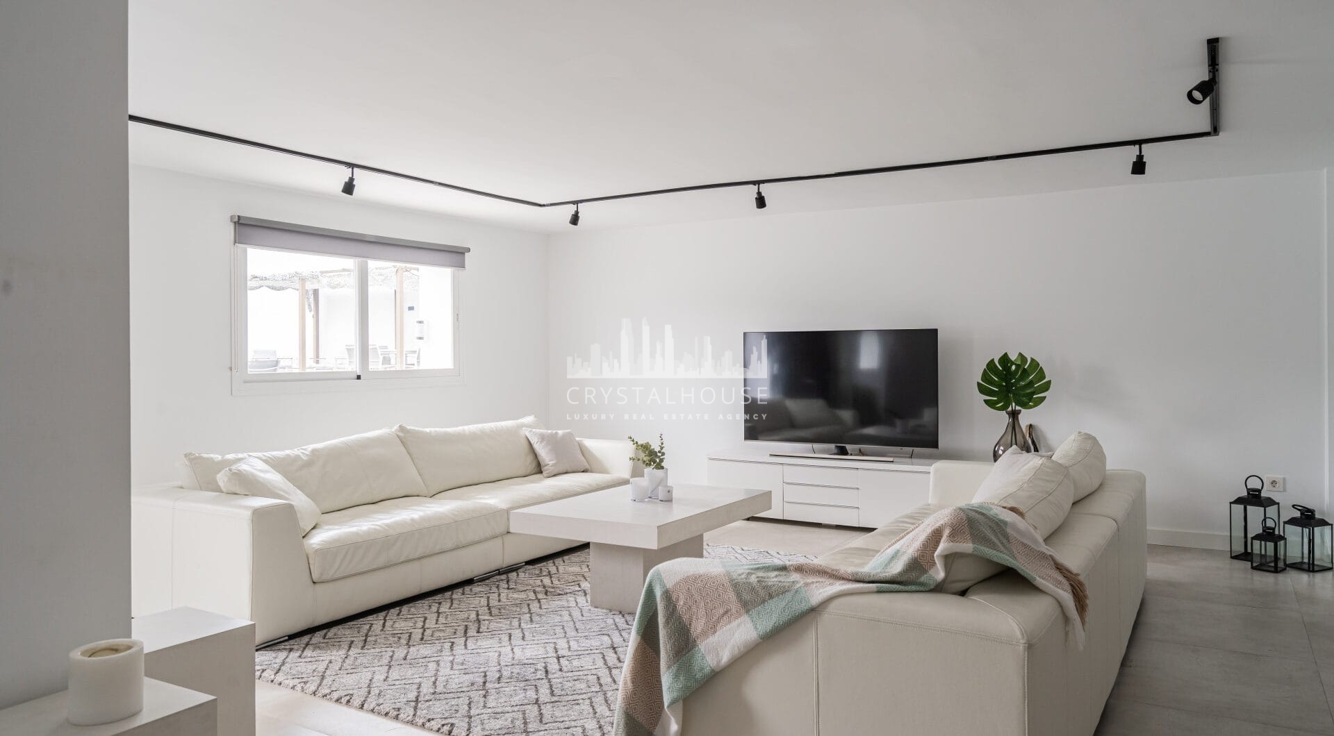 Investment villa in El Rosario - walking distance to everything!