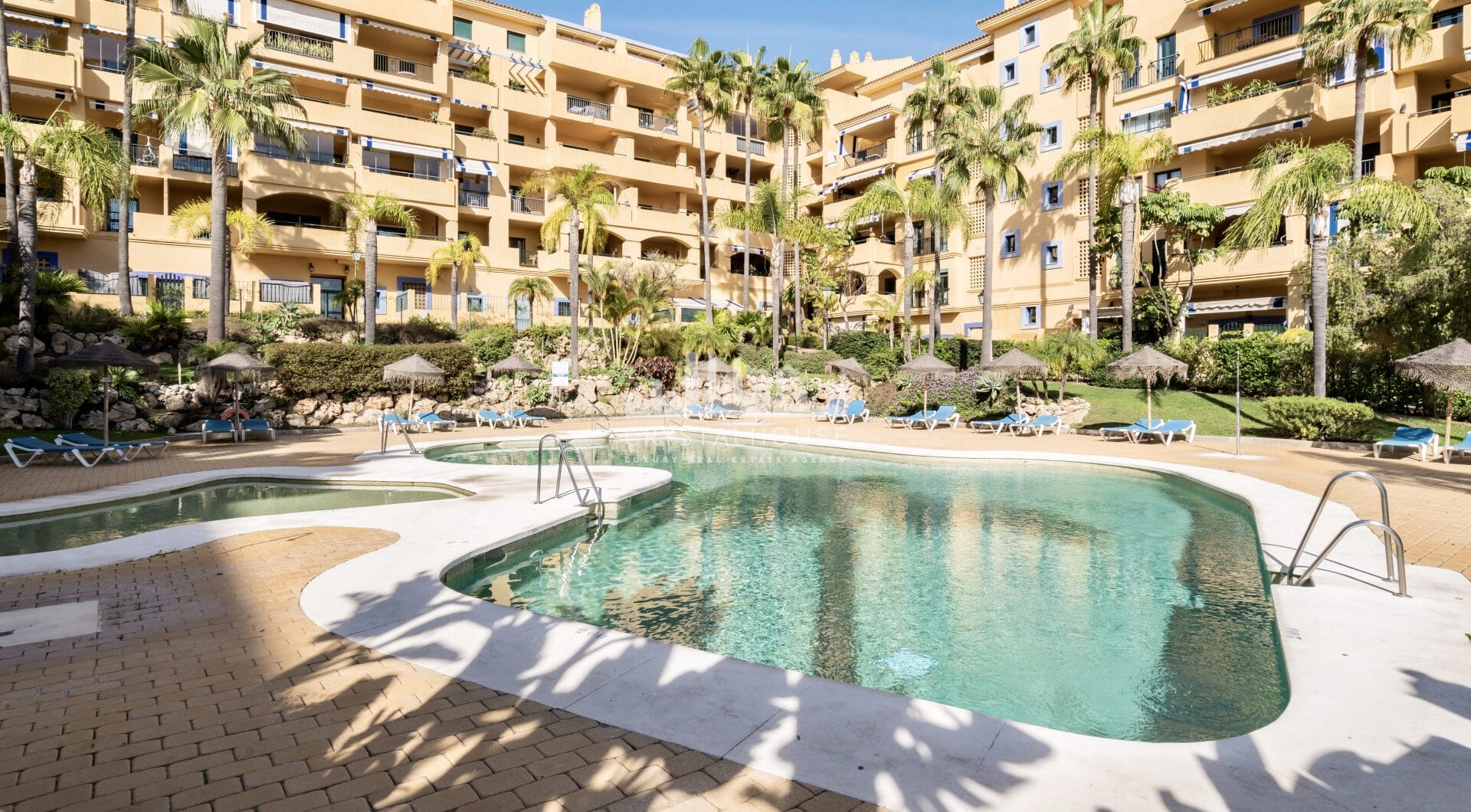 Fantastic beachside penthouse with two terraces and sea views!
