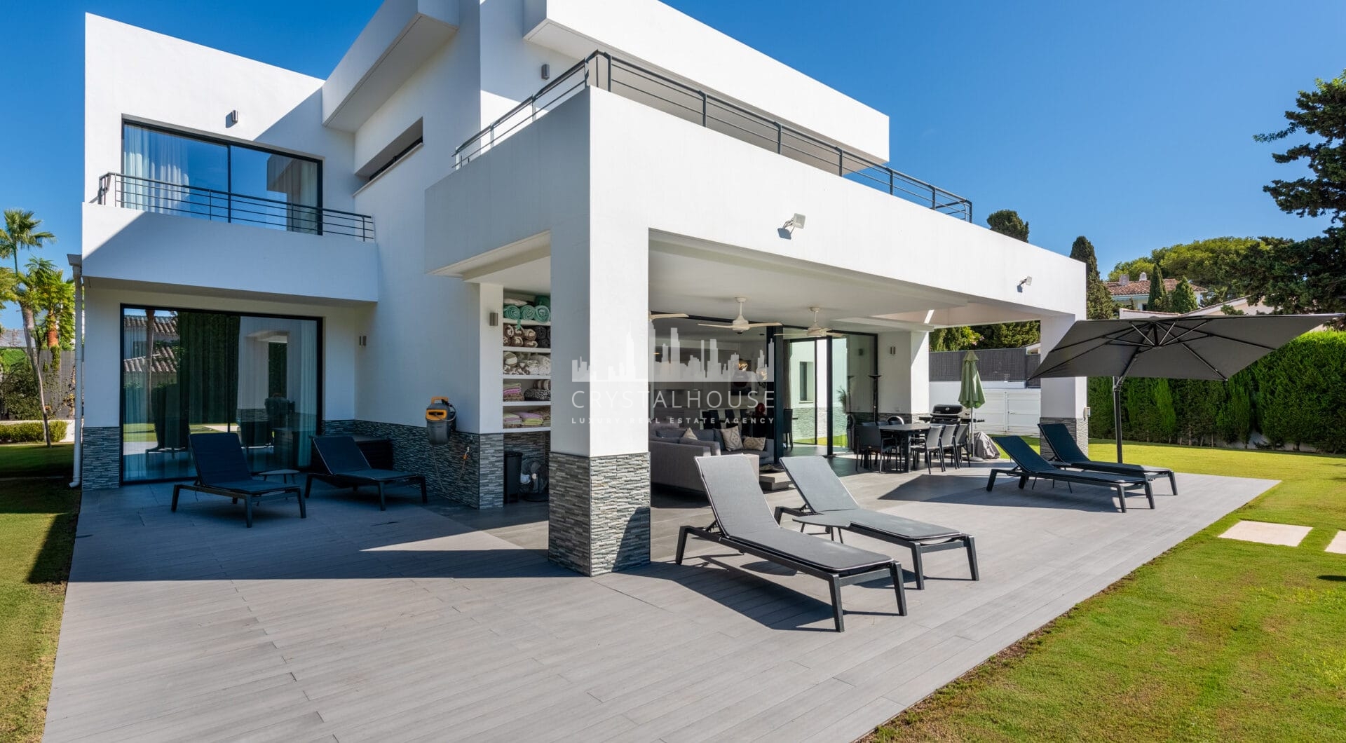 This contemporary four-bedroom detached villa, located in Atalaya Isdabe, is a perfect blend of comfort and luxury