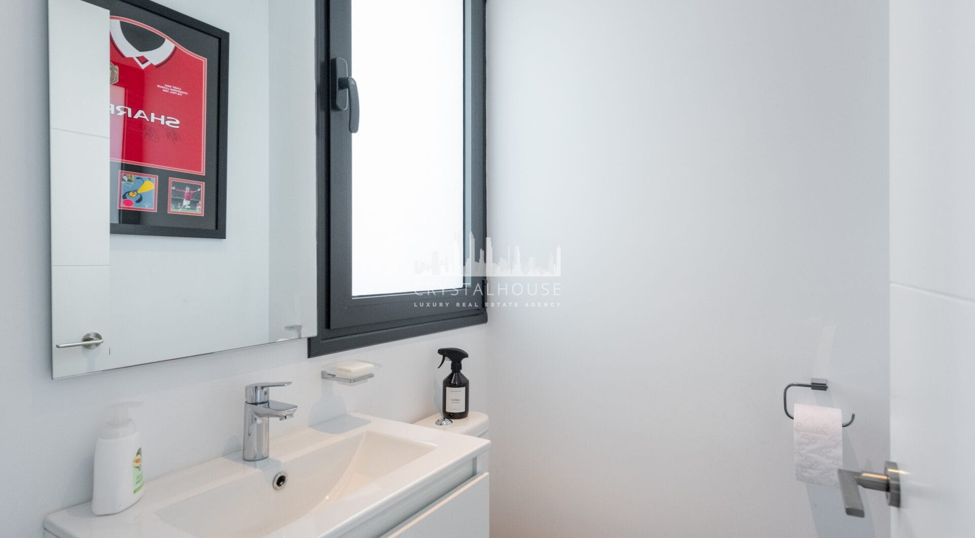 This contemporary four-bedroom detached villa, located in Atalaya Isdabe, is a perfect blend of comfort and luxury