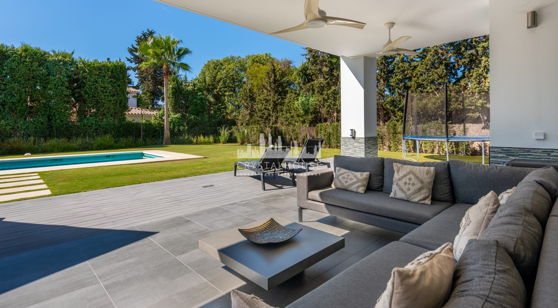 This contemporary four-bedroom detached villa, located in Atalaya Isdabe, is a perfect blend of comfort and luxury