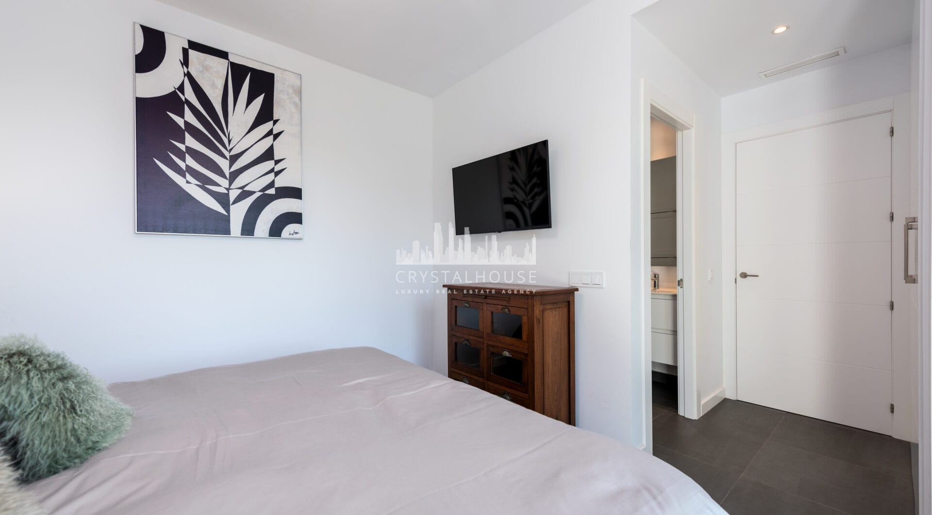 This contemporary four-bedroom detached villa, located in Atalaya Isdabe, is a perfect blend of comfort and luxury