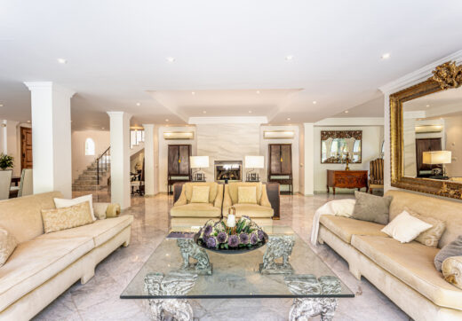 Luxury 5-bedroom villa in Los Monteros beach (Marbella) – steps from the sea with private pool
