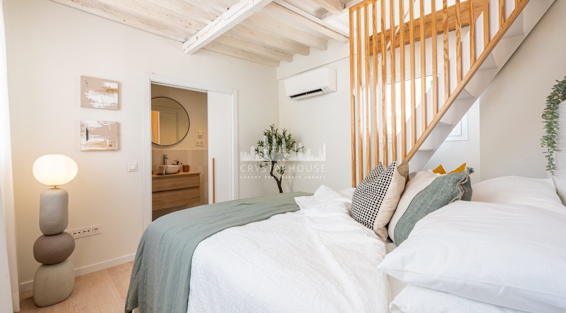 Luxury duplex penthouse in Historic Building with privat roof terraces on a quiet street in the historical quarters of Malaga City