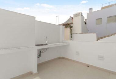 Luxury middle floor apartment in historic building with privat roof terraces on a quiet street in the historical quarters of Malaga City