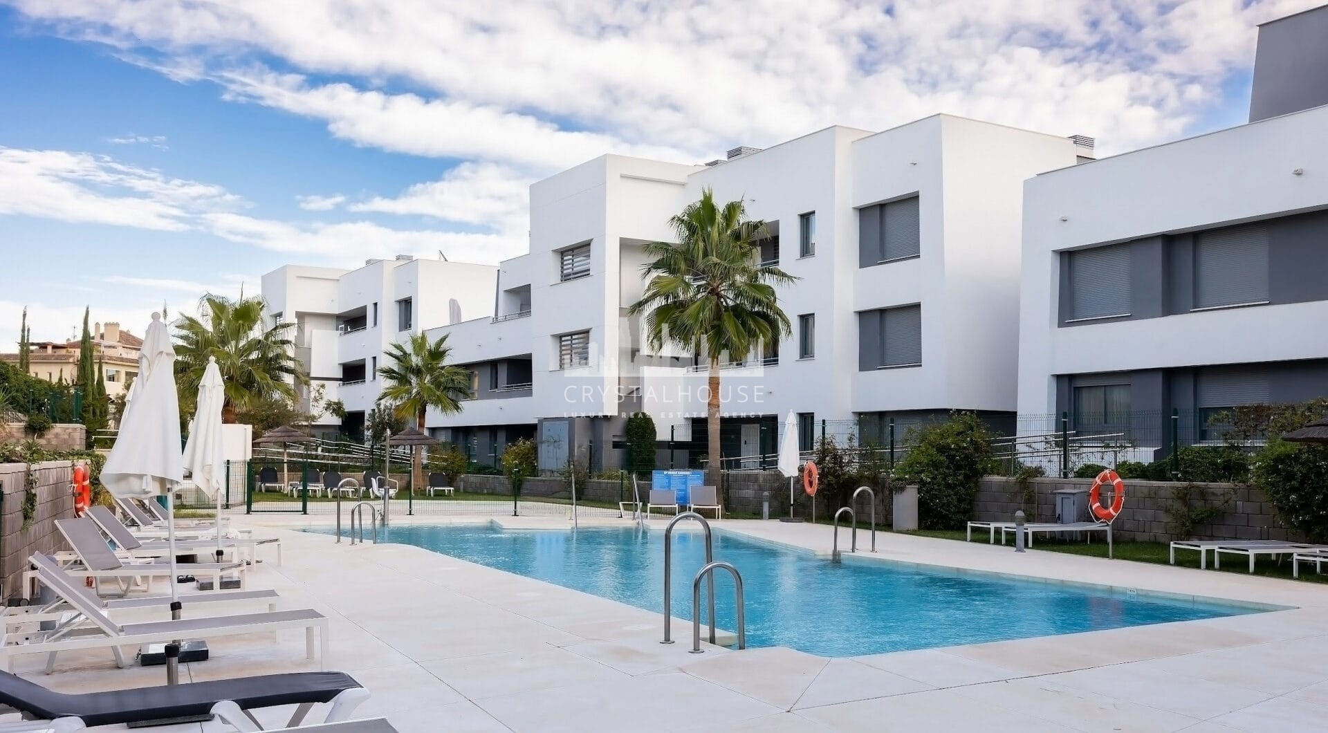 Apartments with 4 bedrooms, a garden, and a terrace.