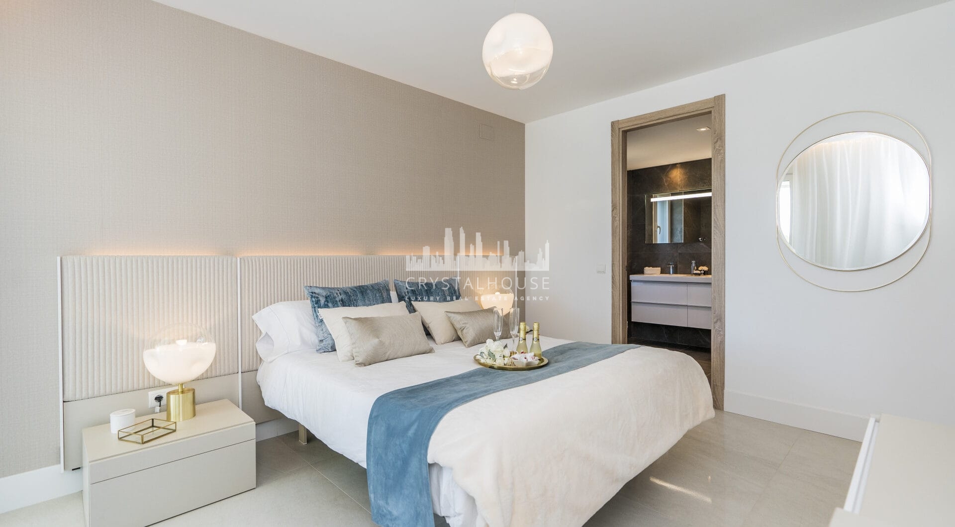 Emerald Greens, mediterranean style apartments and penthouses frontline golf in San Roque Club.
