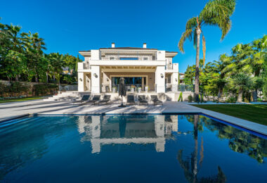 Stunning Villa for Sale in the Prestigious Los Flamingos Residential Area