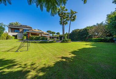 Exclusive Frontline Golf Villa in Guadalmina Baja