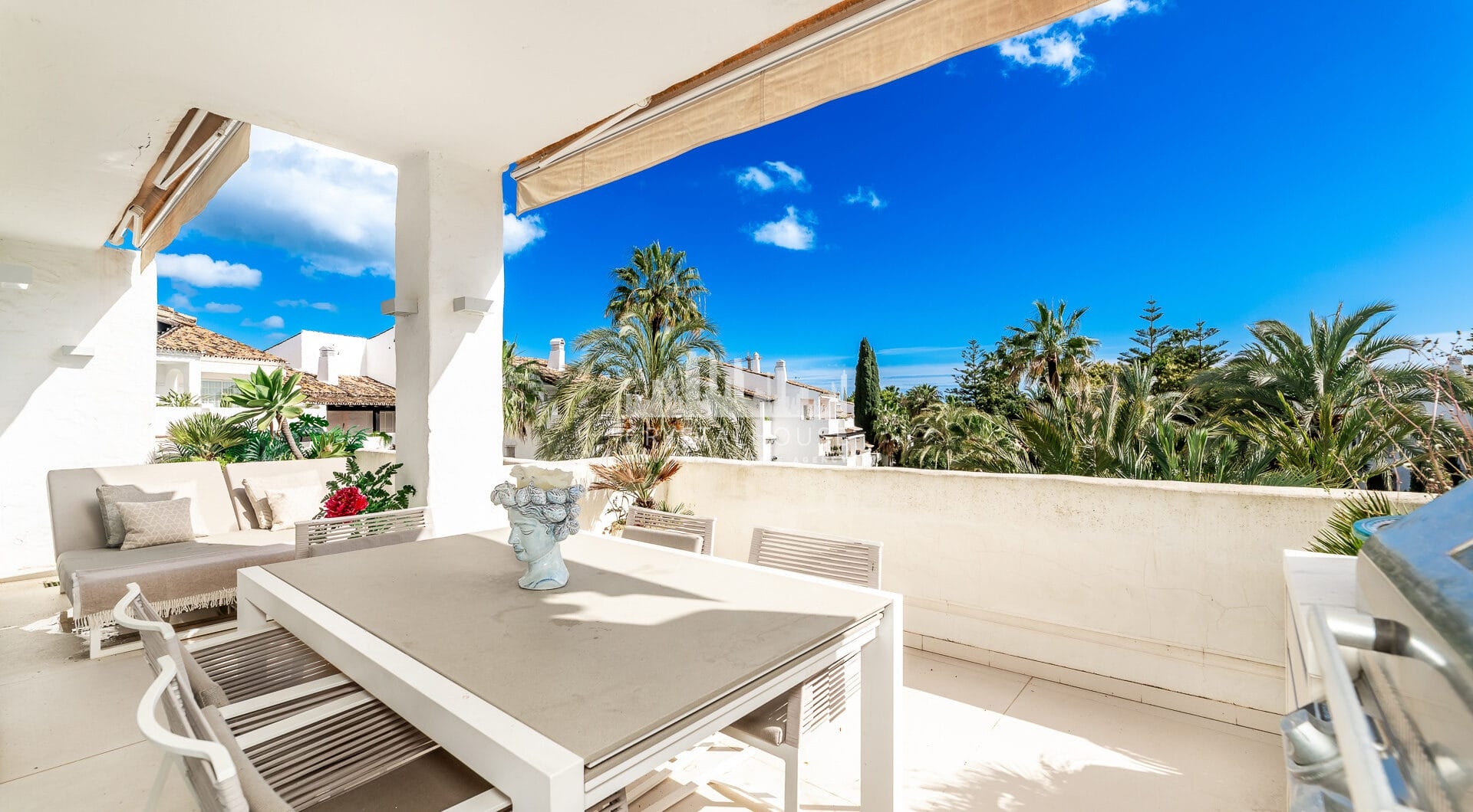 Puente Romano, Marbella Golden Mile  Luxury Beachside Topfloor apartment