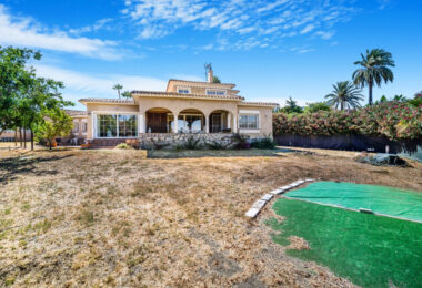 Excellent four bedroom south facing villa in a residential area of Guadalmina Alta - with partial sea views