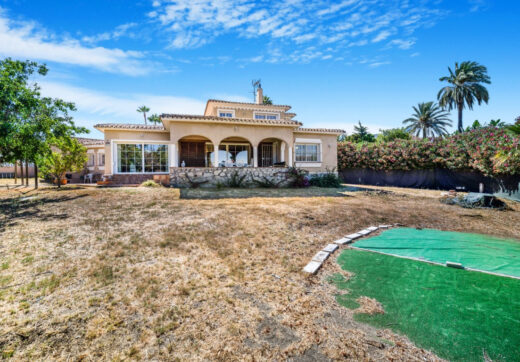 Excellent four bedroom south facing villa in a residential area of Guadalmina Alta - with partial sea views