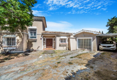 Excellent four bedroom south facing villa in a residential area of Guadalmina Alta - with partial sea views