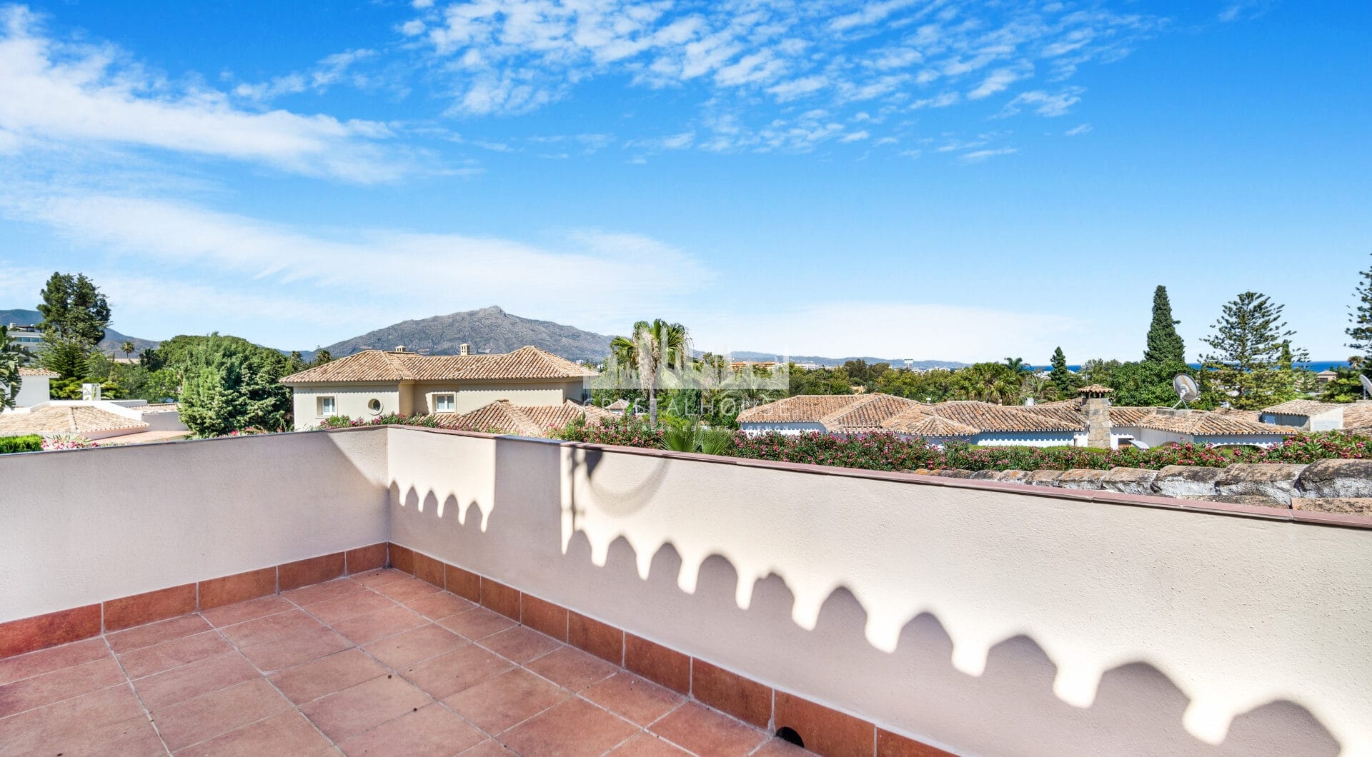 Excellent four bedroom south facing villa in a residential area of Guadalmina Alta - with partial sea views