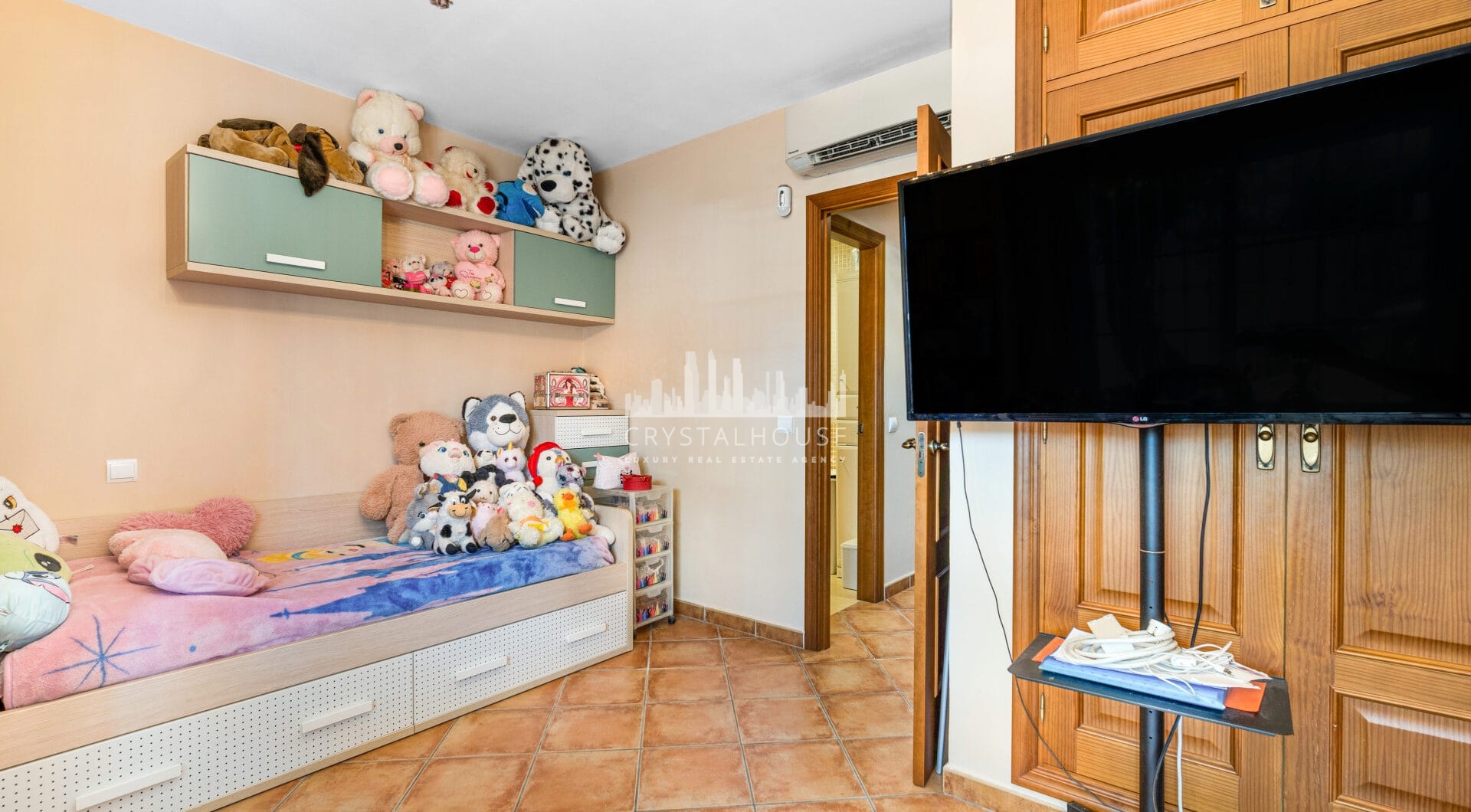 Excellent four bedroom south facing villa in a residential area of Guadalmina Alta - with partial sea views