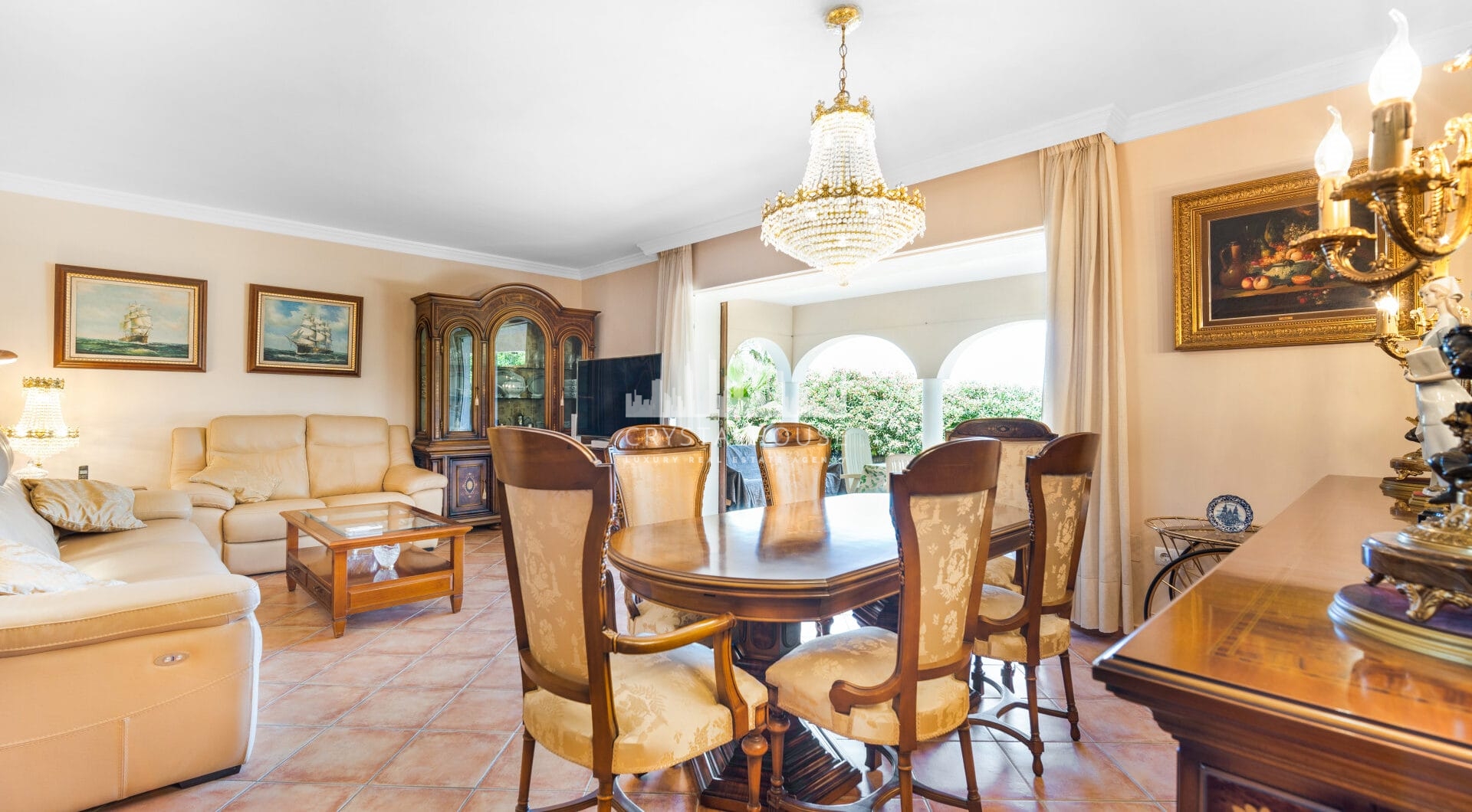 Excellent four bedroom south facing villa in a residential area of Guadalmina Alta - with partial sea views