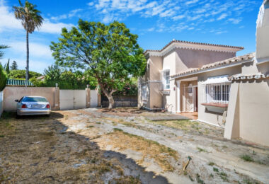 Excellent four bedroom south facing villa in a residential area of Guadalmina Alta - with partial sea views
