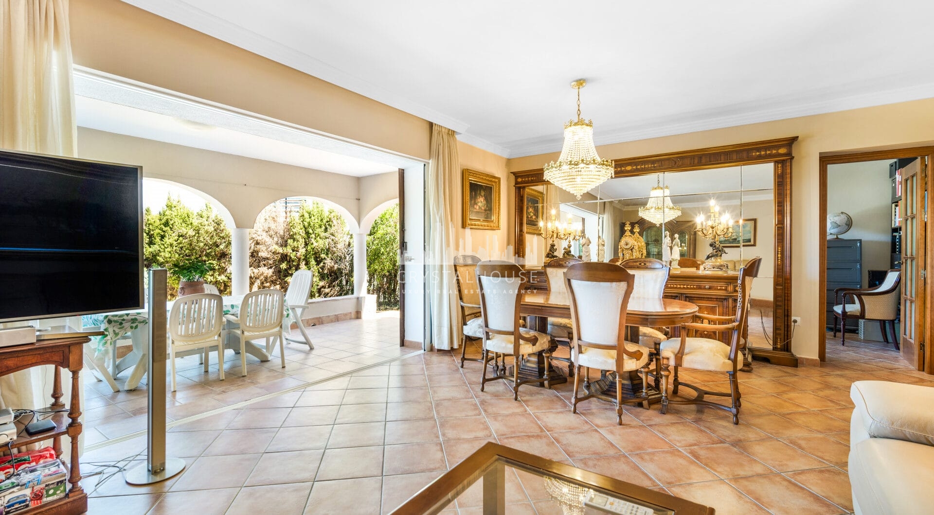 Excellent four bedroom south facing villa in a residential area of Guadalmina Alta - with partial sea views