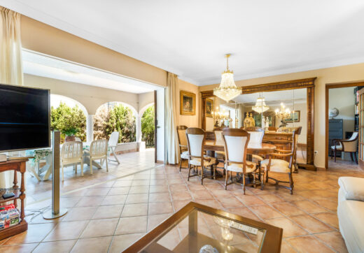 Excellent four bedroom south facing villa in a residential area of Guadalmina Alta - with partial sea views