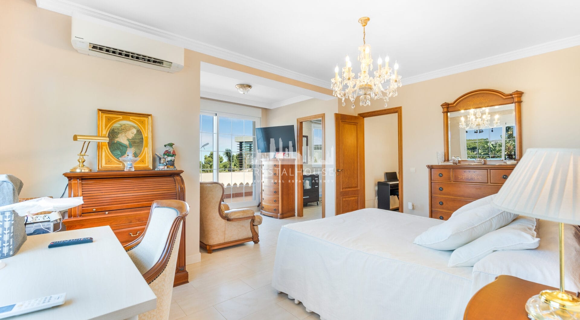 Excellent four bedroom south facing villa in a residential area of Guadalmina Alta - with partial sea views