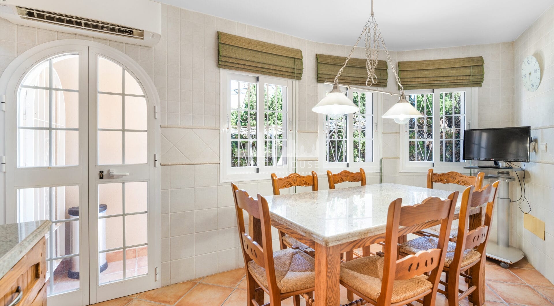 Excellent four bedroom south facing villa in a residential area of Guadalmina Alta - with partial sea views