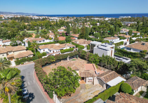Excellent four bedroom south facing villa in a residential area of Guadalmina Alta - with partial sea views