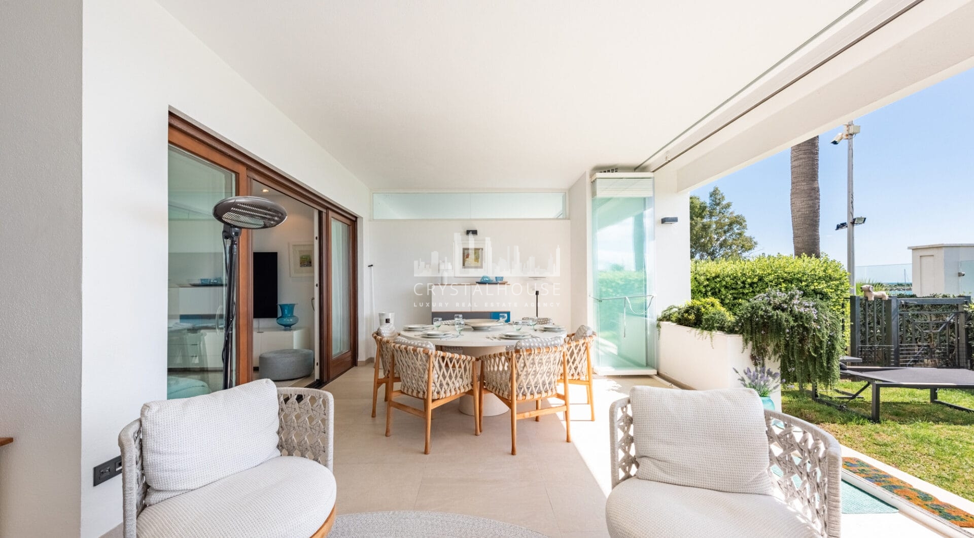Beachfront apartment in the prestigious Doncella Beach next to Playa Cristo in Estepona!